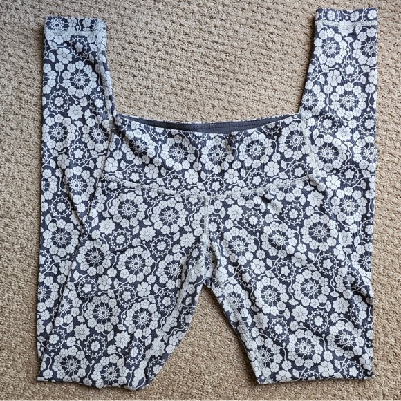 Lululemon 🔥Wunder Under Twiggy Nimbus Floral Leggings EUC size 2 full length - Picture 4 of 10